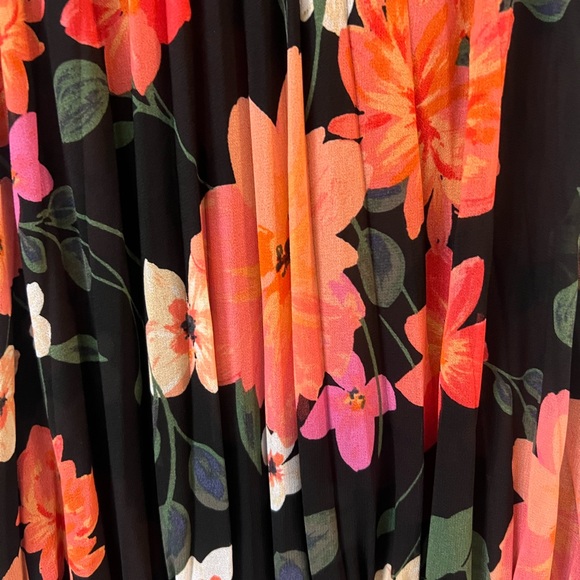 Black Floral, Polyester and rayon pleated dress with elastic waist, sz medium - Picture 4 of 5